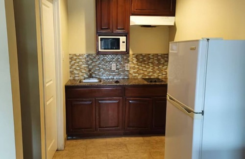 Gonzales Hotel | Convenient Stay w/Easy Access to Palmetto State Park & Oil Patch Museum