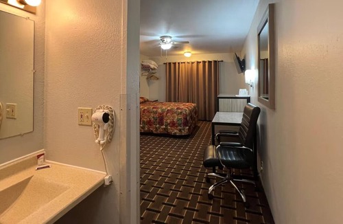 Nebraska City Hotel | Convenient Stay w/Free Parking! 2 Affordable & Family-Friendly Rooms