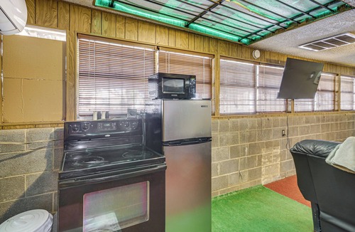 Odessa Apartment | Convenient Studio w/Private Bar in Odessa