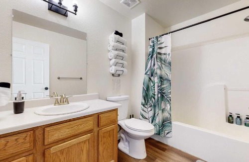 Brighton Apartment | Convenient two bedroom near DIA