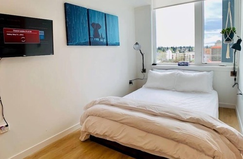 Roosevelt Apartment | Corner unit studio with natural light and premium amenities for a very comfortable quick stay.