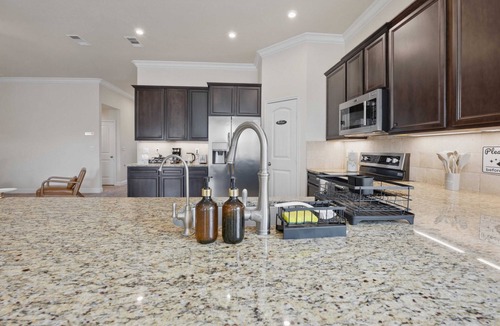 Midland House | Corporate Housing - Midland TX - ACOMM