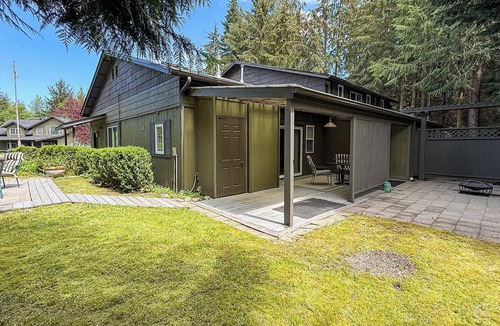 Sequim House | Cottage, private patio, pond, EV charger, King Bed