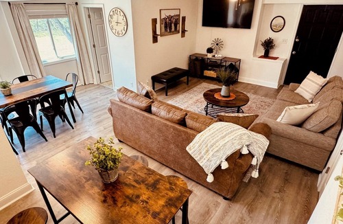 Lawrence House | Country Cozy Getaway on 30 Acres Close to Town