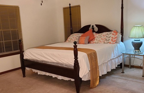 Roanoke House | Country Living at its Best!