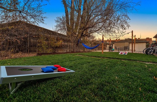 University Acres Condo | Couple’s Getaway | Dog Friendly, Bike to Old Town!