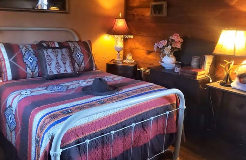 Cleburne Cabin | Cowboy Hotel in Western Town w/Saloon & Firepit!