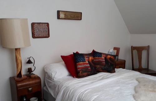 Midvale House | Cowboy Room at Kay's Country Place, Dog friendly