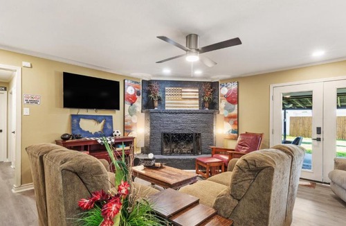 Grand Prairie House | Cowboys ATT StadiumTexas Rangers, Globe Life & Choctaw Field-6-Flags, TX Live