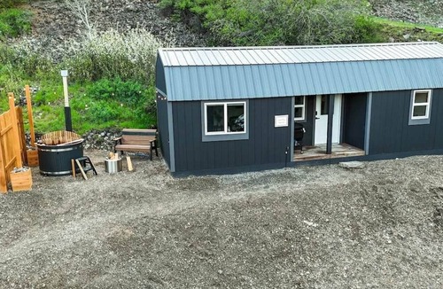 Plains House | Coyote Ridge Hideaway. Wood fired hot tub.