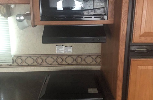 Omega House | Cozy 1-bedroom camper sleeps up to 4 Daily/ weekly / monthly rate’s available