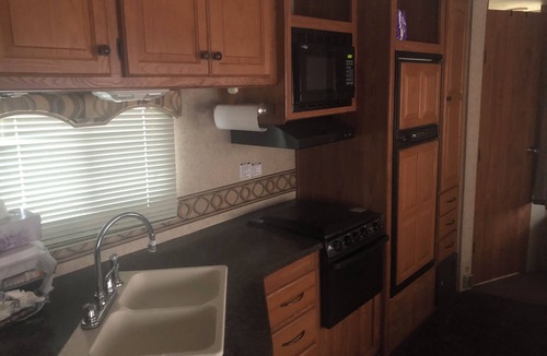 Omega House | Cozy 1-bedroom camper sleeps up to 4 Daily/ weekly / monthly rate’s available