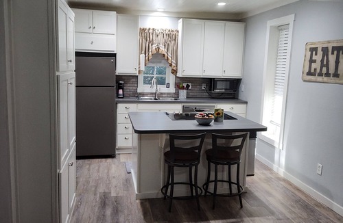 Clifton House | Cozy 1-bedroom house in peaceful Clifton with AC