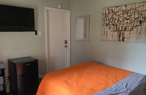 Denton Bed & Breakfast | Cozy 1-bedroom in a beautiful house, Only Few Blocks From TWU