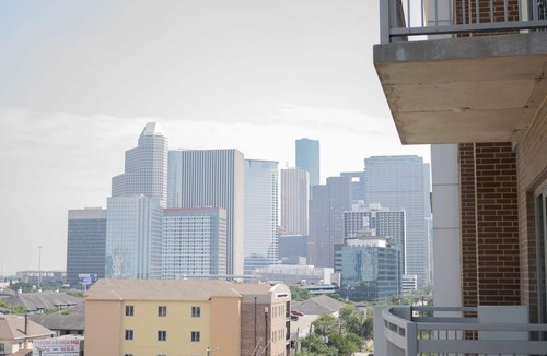 Midtown Apartment | Cozy 1-bedroom in enjoyable Houston with fitness room, WiFi, Pool, Balcony