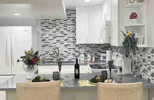 Aurora House | Cozy 1-bedroom mas in enjoyable Aurora with AC, WiFi
