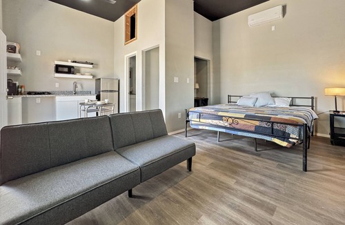 Biggs Field Apartment | Cozy 1-bedroom studio in lovely El Paso Location! Close to sprouts and I10