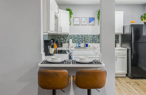 Riverside Apartment | Cozy 2-bedroom apartment close to Kansas City, King bed and Workspace