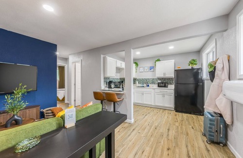 Riverside Apartment | Cozy 2-bedroom apartment close to Kansas City, King bed and Workspace