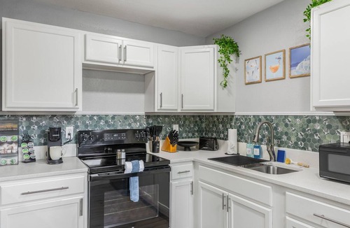 Riverside Apartment | Cozy 2-bedroom apartment close to Kansas City, King bed and Workspace