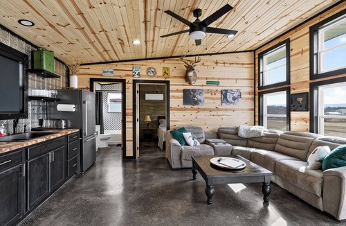 Talihina Cabin | Cozy 2-bedroom cabin in Talihina - Close to Talimena Drive and Choctaw Capital