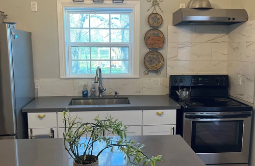 Trinity House | Cozy 2 bedroom house in Trinity, Starlink, king size bed