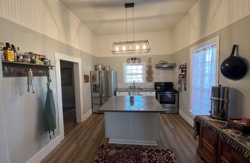 Trinity House | Cozy 2 bedroom house in Trinity, Starlink, king size bed