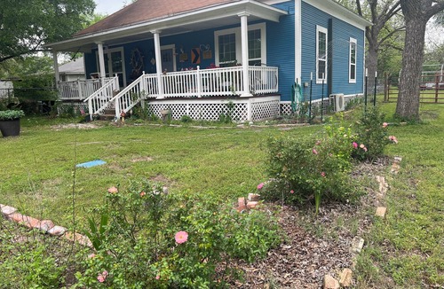 Trinity House | Cozy 2 bedroom house in Trinity, Starlink, king size bed
