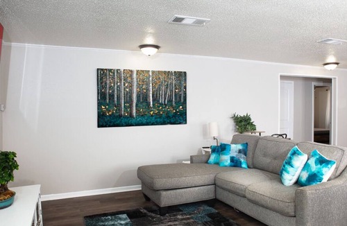 Malakoff Apartment | Cozy 2 bedroom rental unit w/ free oversize parki