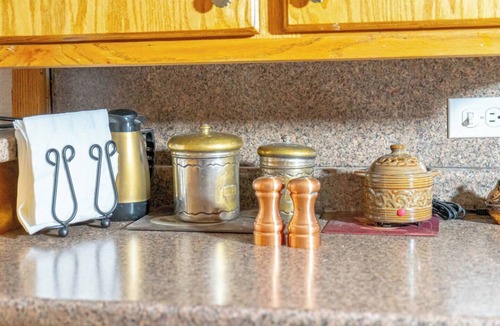 Saint Jo House | Cozy 2BR/2BA retreat for 4 near top Saint Jo wineries. Features a full kitchen, workspace, fast Wi-Fi, washer/dryer, and a peaceful private patio. Perfect for wine getaways, couples, or relaxing escapes.