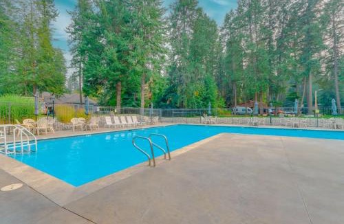 Rathdrum House | Cozy 2BR Condo Walk to Lake, Saltwater Pool & Golf