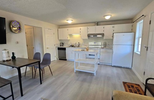 Auburn Apartment | Cozy 2BR Near Downtown Auburn Stay Cool with Air Conditioning