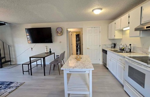 Auburn Apartment | Cozy 2BR Near Downtown Auburn Stay Cool with Air Conditioning