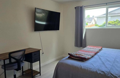 Auburn Apartment | Cozy 2BR Near Downtown Auburn Stay Cool with Air Conditioning