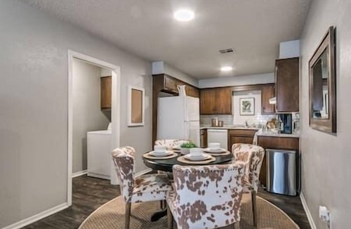 Edmond House | Cozy 3 Bedroom/2 Bath Duplex in Central Edmond w/Double Garage