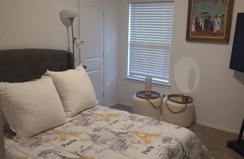 Hockley Bed & Breakfast | Cozy 3-bedroom bed & breakfast in nice Hockley with AC