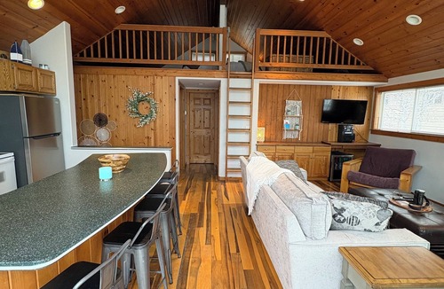 Orondo Cabin | Cozy 3-bedroom cabin with AC in the charming community of Sun Cove!