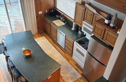 Orondo Cabin | Cozy 3-bedroom cabin with AC in the charming community of Sun Cove!