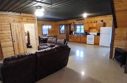 Moravia Cabin | Cozy 4-bedroom cabin close to Rathbun lake with AC comfort