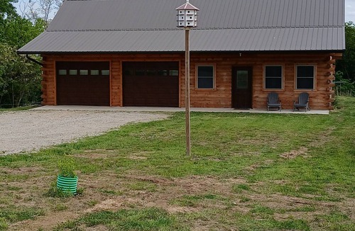 Moravia Cabin | Cozy 4-bedroom cabin close to Rathbun lake with AC comfort