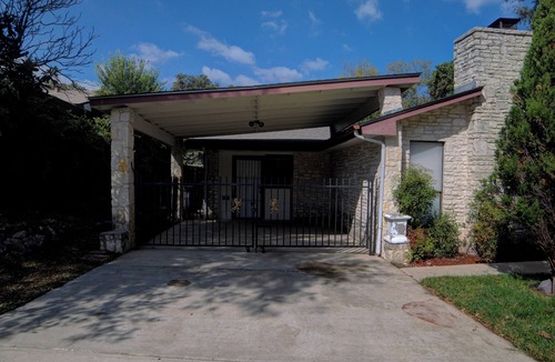Leon Valley House | Cozy 4-bedroom house in wonderful San Antonio with WiFi, AC, and pet friendly.