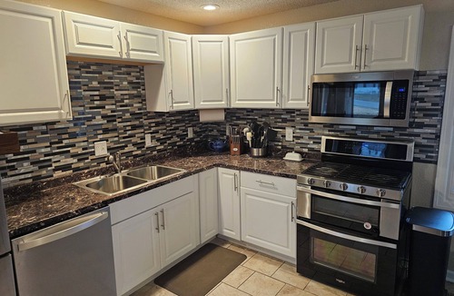 Gashland House | Cozy 4-bedroom Ranch with Easy Highway Access