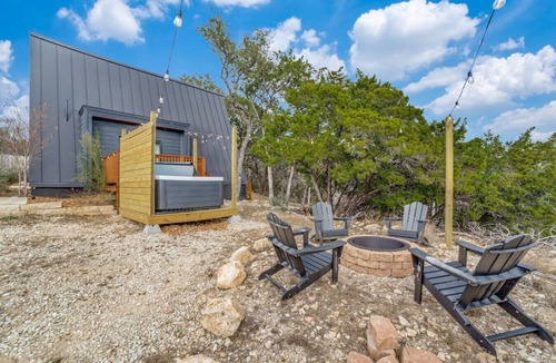 Bandera Cabin | Cozy A-Frame | Hot Tub, Fire-pit, Pets