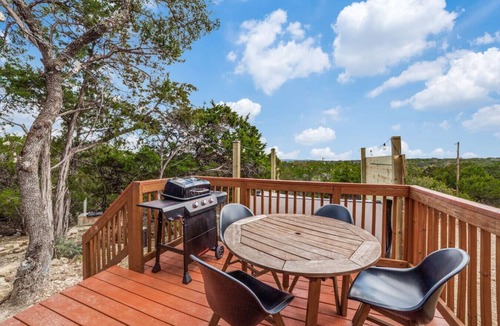 Bandera Cabin | Cozy A-Frame | Hot Tub, Fire-pit, Pets
