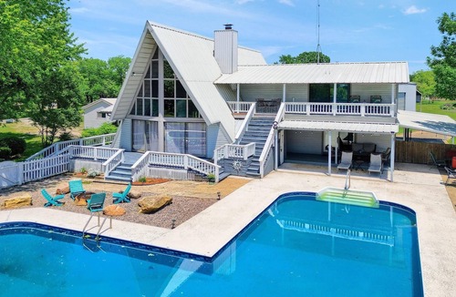 Kingston House | Cozy A-Frame with a Pool in Quiet Lake House Community