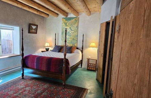 Santa Fe House | Cozy Adobe centrally located with covered parking.