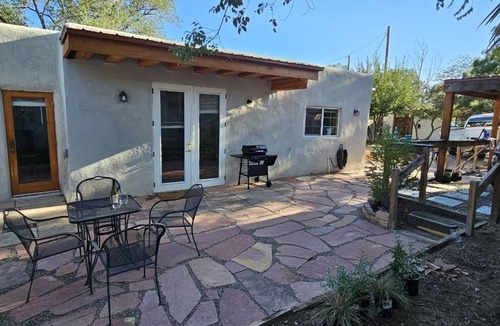 Santa Fe House | Cozy Adobe centrally located with covered parking.