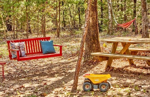 Van Zandt County Cabin | Cozy and Comfortable Kid-Friendly Cabin Rental for a Memorable Family Getaway Nestled in the Serene Forest in Ben Wheeler, Texas