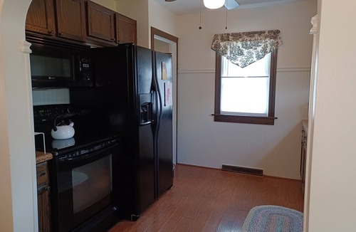 Springfield House | Cozy and Comfortable 1939 Cottage Close to Wittenberg, Shopping, Restaurants.