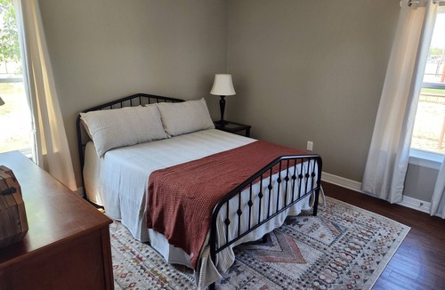 Ponder House | Cozy and peaceful small town guesthouse in quiet neighborhood close to Denton!